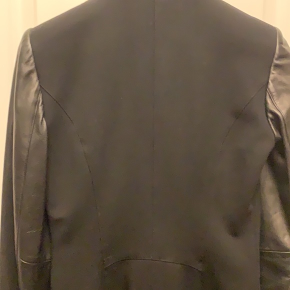 Danier blazer with leather sleeves - Picture 7 of 10